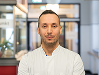 Junger Mann, kurze Haare im Flur
