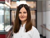 Junge Frau mit dunklen langen Haaren