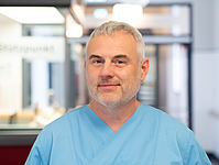 Mann mit weißen Haaren im Flur