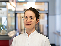 Junge Frau mit Brille im Flur