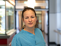 Junge Frau mit Zopf im Flur