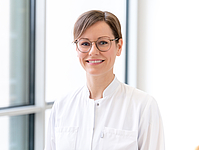 Junge Frau in hellem Flur