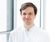 Junger Mann in hellem Flur