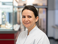 Dunkelhaarige Frau im Flur